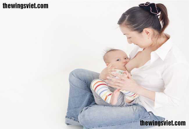 nên làm gì khi bé không chịu bú mẹ