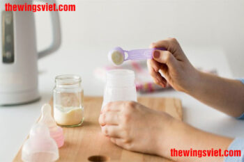 cho bé bú bình đúng cách