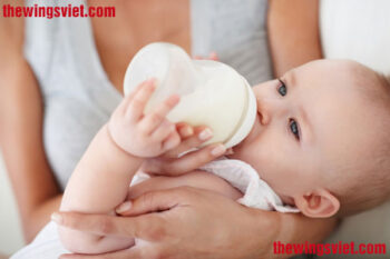 Nuôi con bằng sữa mẹ hay cho con uống sữa công thức?