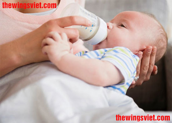trẻ bú bình sớm trẻ bú bình sớm