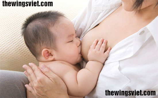 sữa mẹ rất quan trọng với trẻ