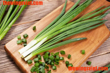 phụ nữ sau sinh có ăn được hành lá không