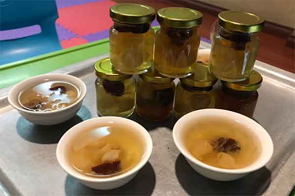 có nên dùng nước yến cho bé 6 tháng tuổi